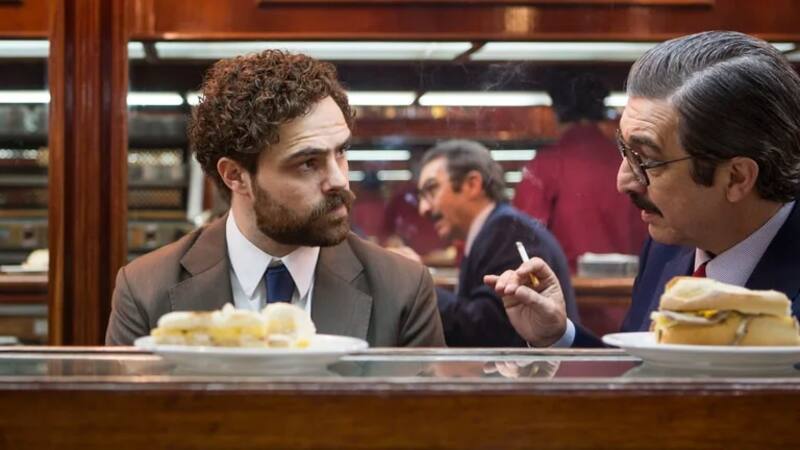 Julio César Strassera (Darín) y Luis Moreno Ocampo (Lanzani)