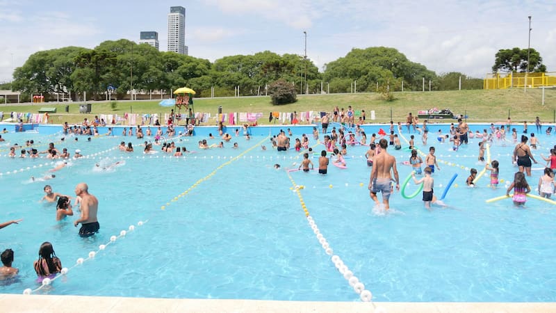 Verano 2025: cuánto cuesta llevar a los chicos a una pileta