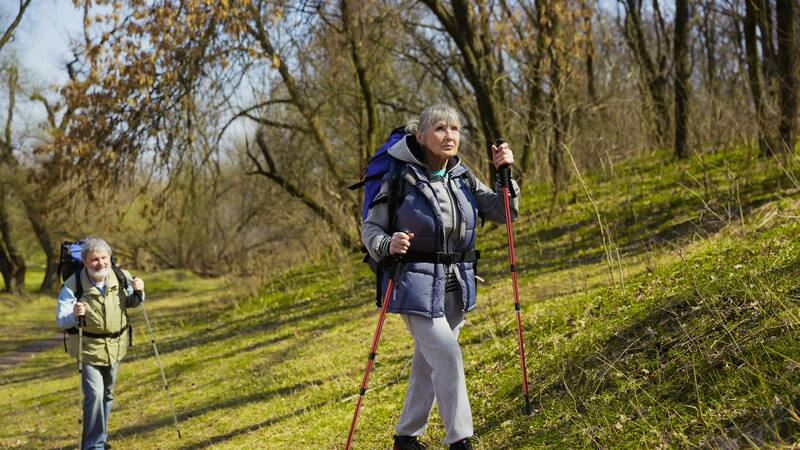 Esta actividad física mejora la estabilidad y la postura, beneficiando a quienes sufren de dolores articulares.
