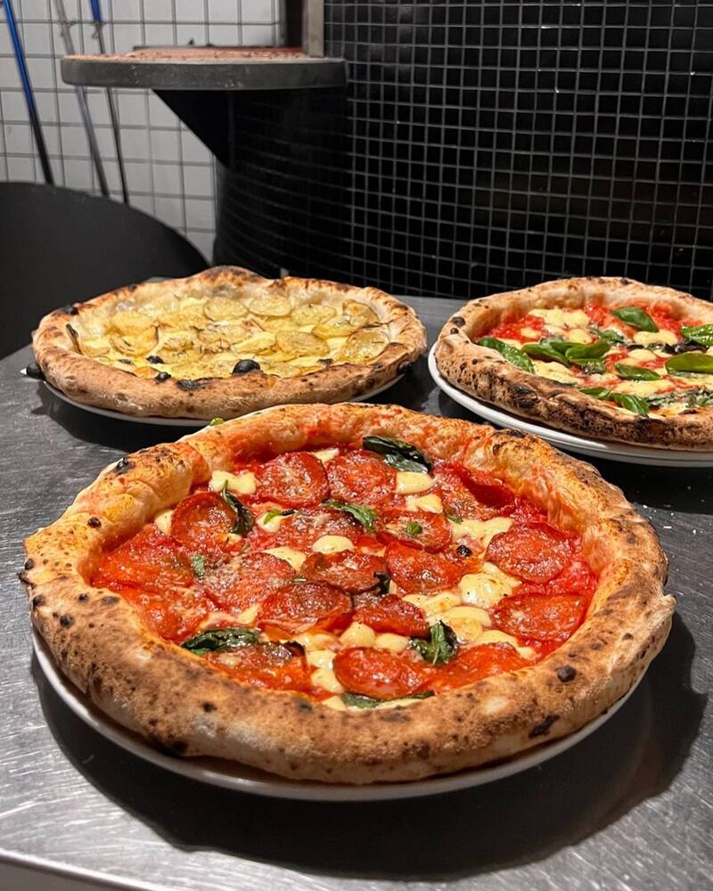 La particularidad de la pizza del local cautiva a los comensales. (Foto: Instagram - @tiamo.pizzeria).