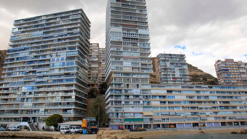 Una mujer arroja a sus dos perros por la ventana desde un octavo piso: "Estaba harta de sacarlos a pasear".