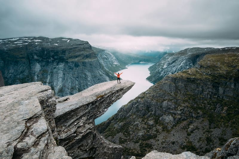 Para obtener la ciudadanía noruega por naturalización, es necesario vivir legalmente en el país por al menos 8 de los últimos 11 años. (Unsplash - Benjamin Davies)