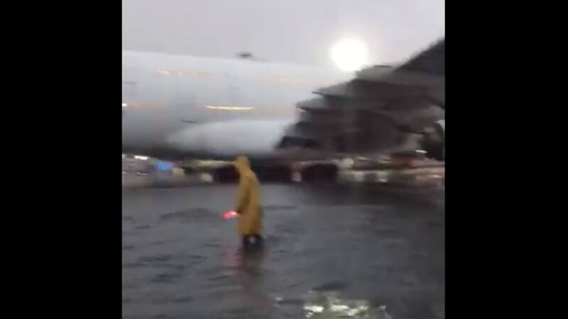 El agua ocupa parte de la pista del Aeropuerto Internacional de Miami tras el huracán Irma