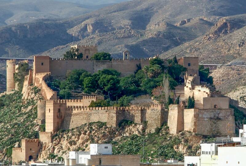 La Alcazaba de Almería, una de las fortalezas árabes más grandes de España, domina la ciudad con siglos de historia y vistas al Mediterráneo. (Fuente: Wikipedia Commons / ANE)