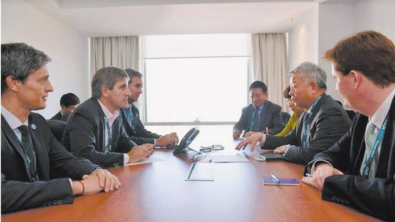 Jin Liqun, presidente de AIIB, la semana pasada con Luis Caputo