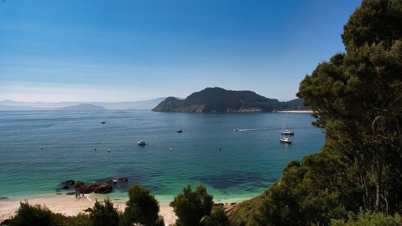 Esta ciudad es conocida por la Torre de Hércules, que ofrece una vista panorámica de toda la costa.
