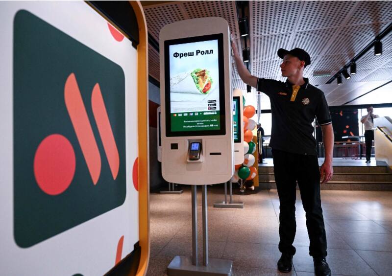 El nuevo logo en los locales de comida rápida en Rusia que antes operaba McDonald's - AFP