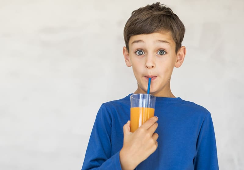 Mejor no: Profeco aconseja evitar el consumo de ciertos jugos de frutas engañosos en su composición. Foto: FreePik.es.