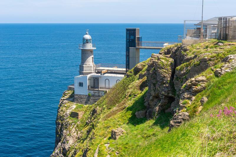 El Faro de Santa Catalina es el primer faro abierto del País Vasco (Fuente: Shutterstock)