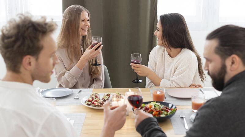 El programa ofrece incentivos como comidas gratuitas y alquiler de kayaks a los turistas que participan en actividades sostenibles.