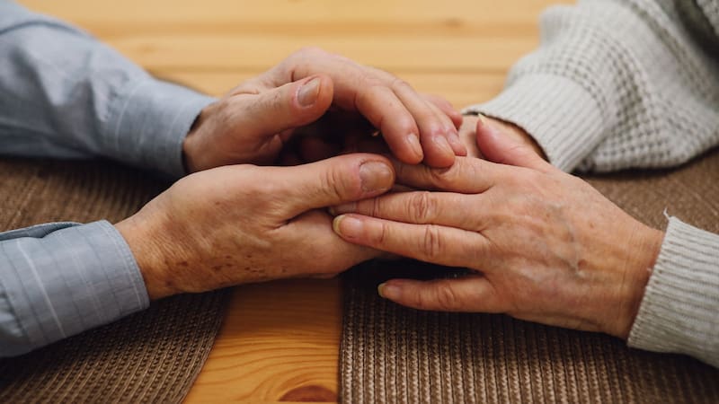 Manos y pies dormidos: a qué se debe y cuándo deberías preocuparte por este síntoma.