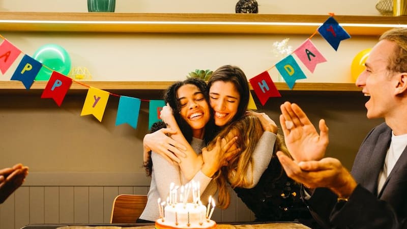 Ritual básico con velas. Apagar las velas y pedir tres deseos en el cumpleaños. Fuente: Archivo.