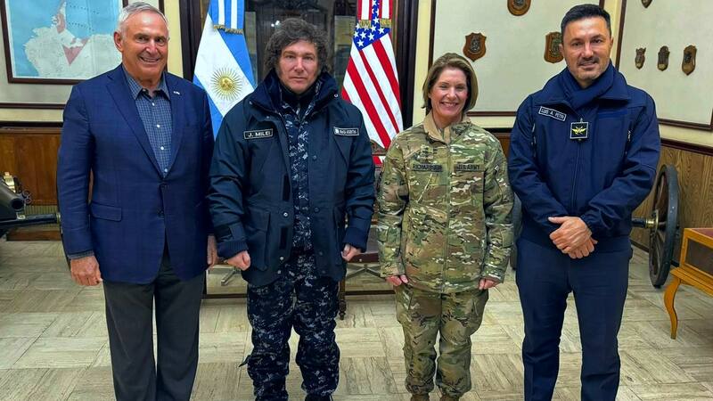 El embajador Marc Stanley, Javier Milei, la comandante Laura Richardson y el ministro Luis Petri