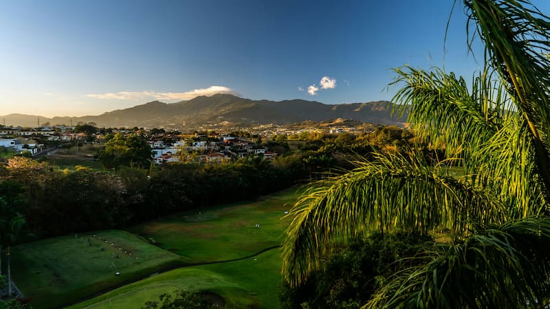 La amabilidad hacia expatriados varía considerablemente, con 2 países mostrando una actitud más amistosa.