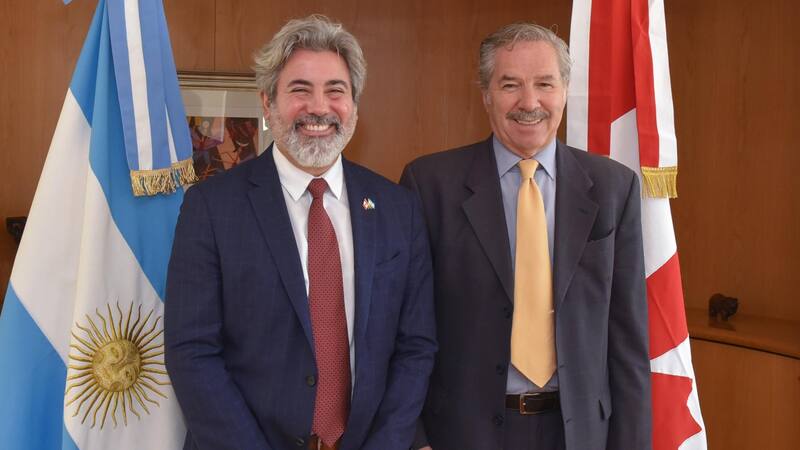 Solá recibió al representante del primer ministro canadiense Justin Trudeau, de visita en el país.