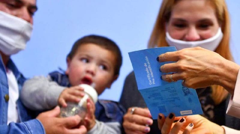 Mes a mes, la ANSES retiene un 20% de la AUH que se cobra todo junto al entregar la libreta.