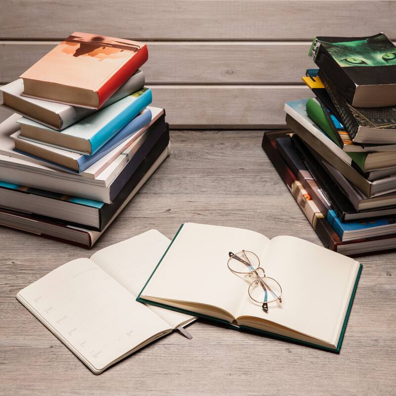 Libros para disfrutar nuevas historias. Fuente: Freepik.