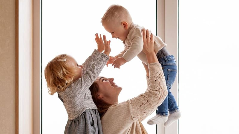 La prestación se plantea como un derecho universal, es decir, estará disponible para todas las familias con hijos menores de edad, independientemente de su nivel de ingresos