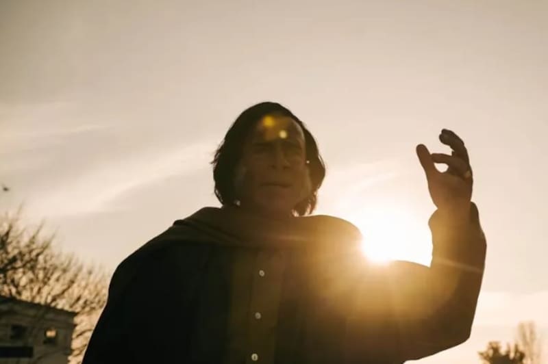 Leonardo Sbaraglia como Carlos Menem en la serie de Amazon Prime Video