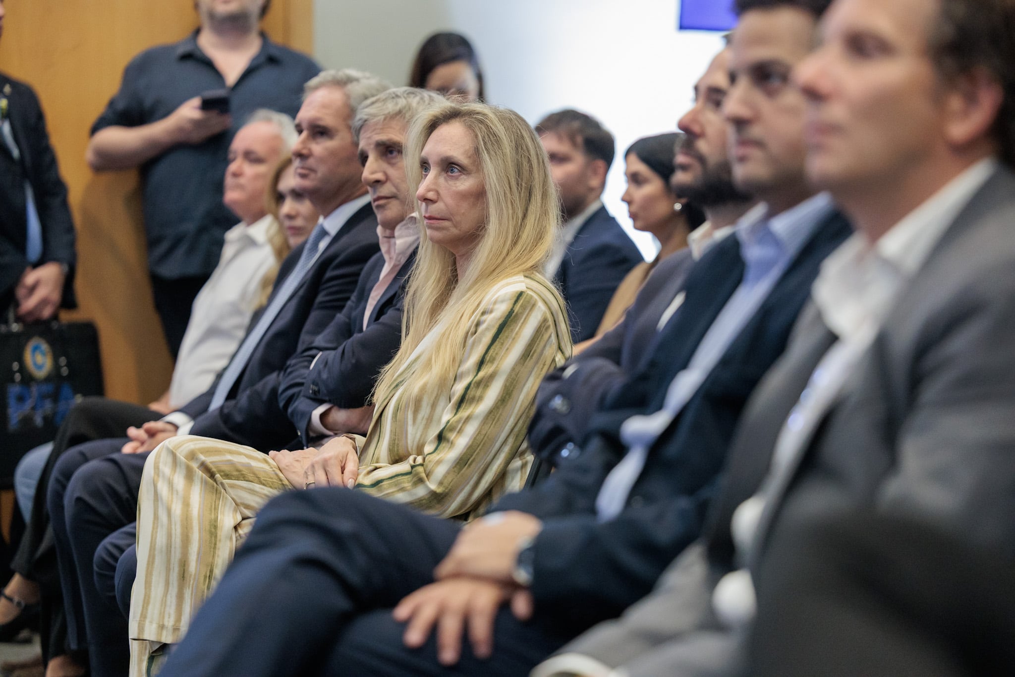 Karina Milei durante la exposición del Presidente, junto a Luis Caputo, Pablo Quirno, Lilia Lemoine y Vladimir Werning en el Encuentro de Líderes El Cronista 2025