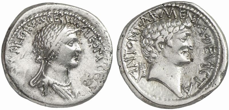 Cleopatra y Marco Antonio tuvieron una relación intensa que mezclaba amor y política, marcando un capítulo crucial en la historia del antiguo Egipto y Roma. En esta moneda antigua, del año 32 antes de Cristo, se los puede ver a ambos. (Imagen: archivo)