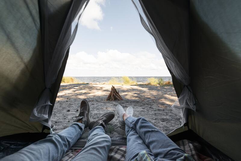 En España está prohibido acampar o pasar la noche durmiendo en la playa. Fuente: Freepik.