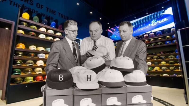 La familia Koch empezó en 1920 con una tienda y se convirtieron en los reyes de las gorras.