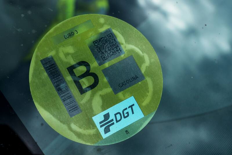 Las etiquetas ambientales de la DGT representan si un coche podrá circular por las ZBE o no. (Fuente: archivo)