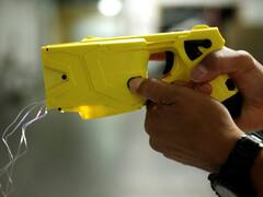 La muerte de una mujer policía reavivó el debate por las "taser": qué armas son, quién las fabrica y cómo funcionan