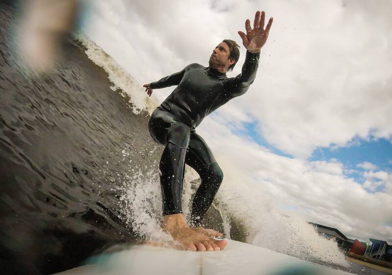 Nick Woodman creó GoPro para poder filmarse mientras surfeaba