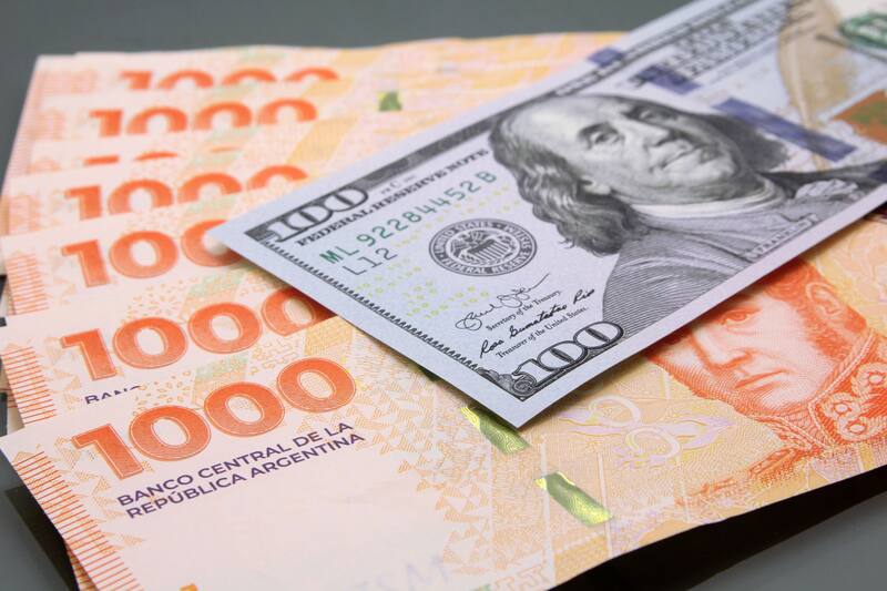 Un exceso de liquidez en el mercado de pesos presiona al dólar al alza.