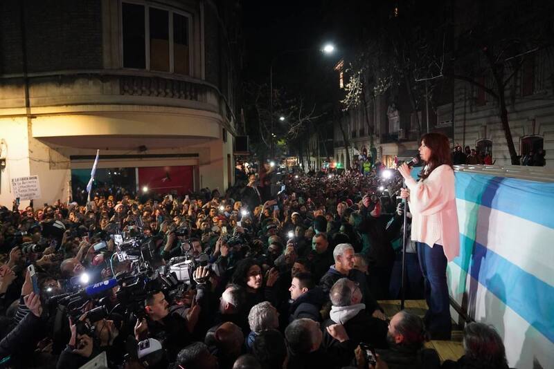 El escenario improvisado que se armó para que Cristina Kirchner pudiera hablar frente a sus seguidores.