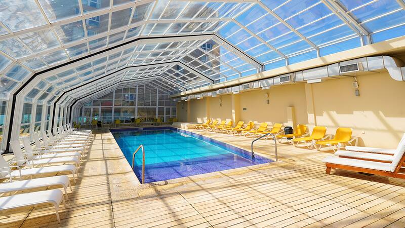 El hotel queda a pasos de la playa y es ideal para ir junto a la familia.