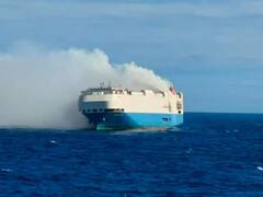 Impresionante: así se prenden fuego 4000 autos de lujo en un barco en las Islas Azores