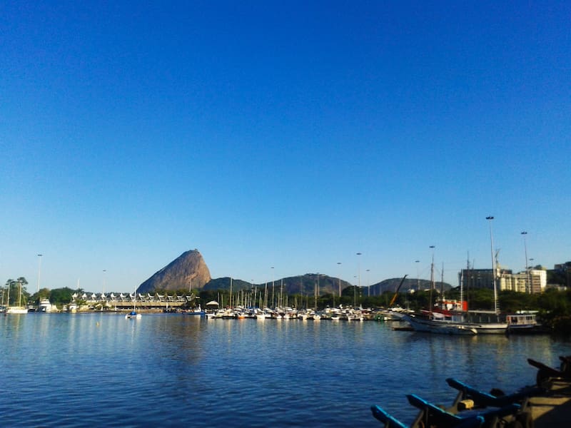 Con sus encantadoras calles y acogedores espacios, este barrio captura la esencia de la vida cotidiana sudamericana. Fuente: VinyNeto en Wikimedia Commons