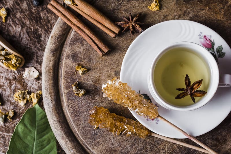 El té blanco, consumido antes de dormir, puede promover un sueño más reparador gracias a su capacidad para inducir la relajación y facilitar la digestión. (Foto: Freepik)