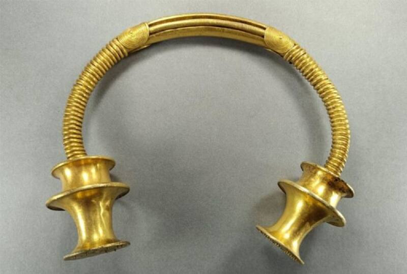 Uno de los dos collares hallados. Imagen: Museo Arqueológico de Asturias,