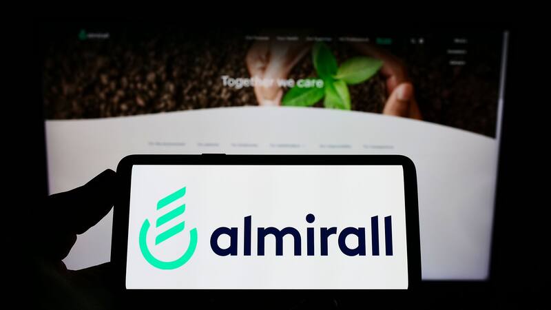Almirall se luce en la Bolsa con ganancias netas de 7 millones de euros por el crecimiento de sus ventas.
