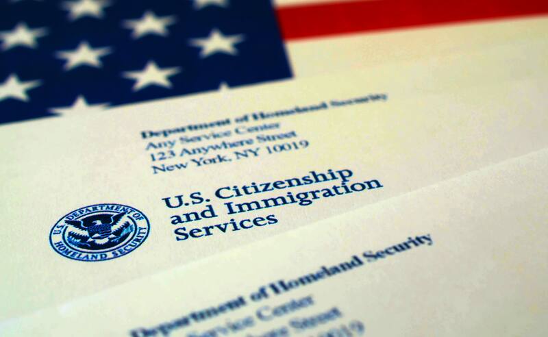 El proceso para obtener la residencia se realiza a través del Servicio de Ciudadanía e Inmigración de Estados Unidos (USCIS).