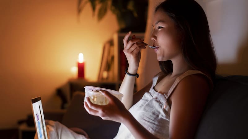 ¿Comer tarde hace que engordes?