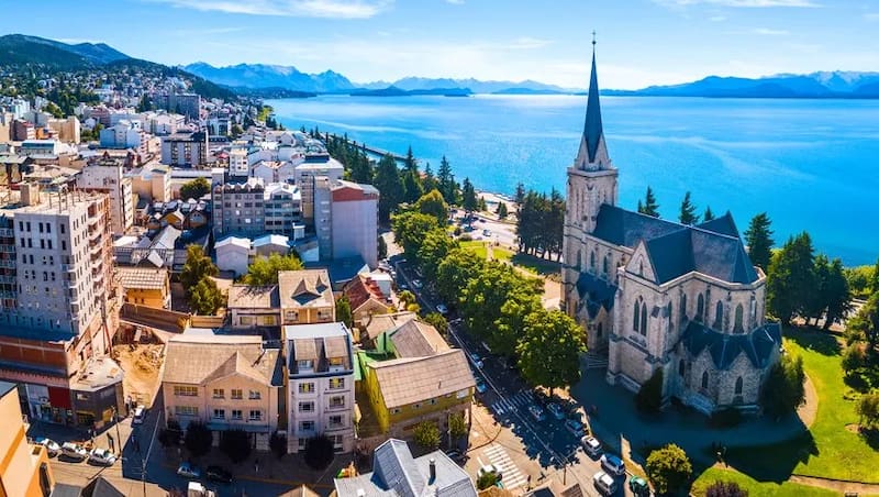 Las tasa de turismo denominada "Ecotasa", que fue establecida mediante la Ordenanza 2374 de la Municipalidad de San Carlos de Bariloche.