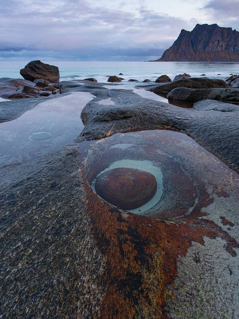 La presencia de algas y luz solar le brinda a la roca diferentes matices del color de sus minerales.