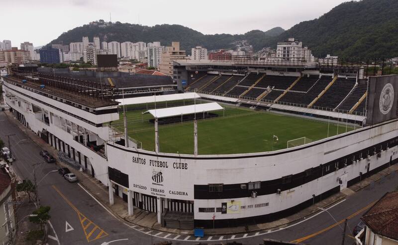 El estadio del club Santos, de Brasil, donde "El Rey" Pelé será velado durante 24 horas.