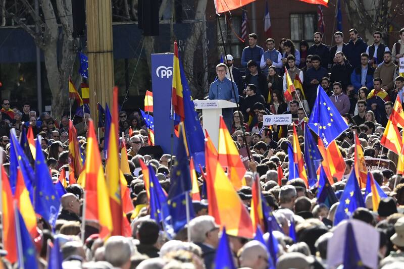 El líder del Partido Popular, Alberto Núñez Feijóo, interviene durante la concentración convocada por el Partido Popular en la Plaza de España en Madrid en contra de la amnistía para los independentistas catalanes, y en "defensa de un país de ciudadanos libres e iguales". EFE