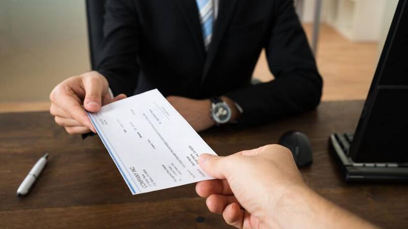 El Impuesto al Cheque apareció en plena crisis del año 2001. Iba a ser transitorio; sin embargo, actualmente sigue entre nosotros, vivito y coleando, cumpliendo más de 16 años de existencia.