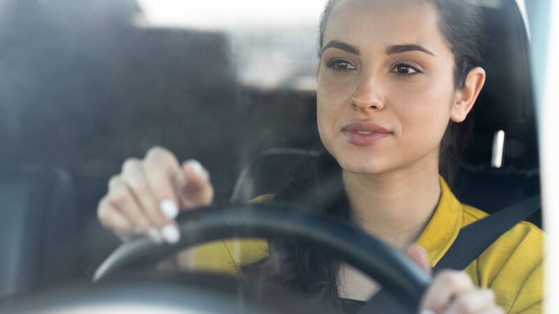 La normativa exige que la maniobra de marcha atrás se realice solo en casos excepcionales y con el mínimo recorrido indispensable.