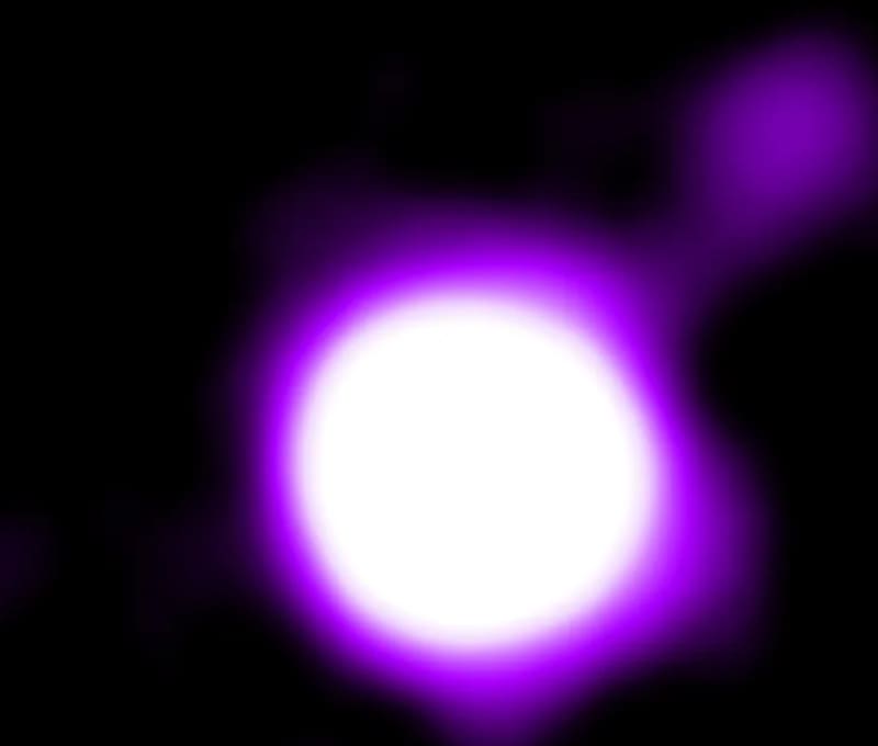 Un círculo blanco brillante rodeado por una banda de energía púrpura. El chorro es la tenue línea púrpura que se proyecta desde ese anillo. (Fuente: Rayos X: NASA).