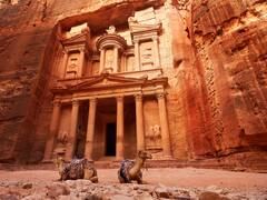 Descubrimiento extraordinario: tras 20 años de investigación, hallaron una tumba intacta con 12 esqueletos en la enigmática ciudad donde se filmó Indiana Jones