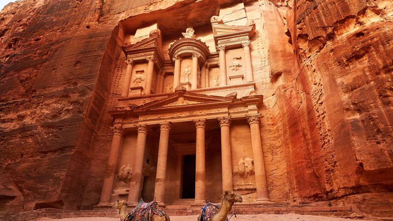 Descubrimiento extraordinario: tras 20 años de investigación, hallaron una tumba intacta con 12 esqueletos en la enigmática ciudad donde se filmó Indiana Jones.