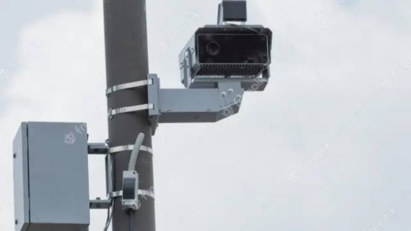 Para hacer cumplir estas medidas de control ambiental, el Ayuntamiento de Madrid ha instalado más de 460 cámaras de control automático. (Imagen: Freepik)